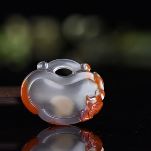 俏色冰飘南红幽莲平安锁吊坠