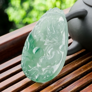 糯冰种飘翠翡翠神龙戏珠吊坠