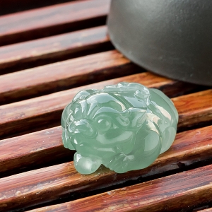糯冰种晴水翡翠金蟾吊坠