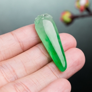 冰种阳绿翡翠福瓜吊坠