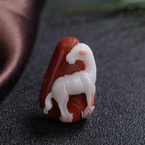 红白料南红午马吊坠