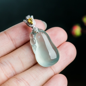 18K玻璃种晴水翡翠福瓜吊坠