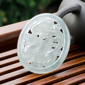 冰种淡晴水翡翠麒麟吊坠