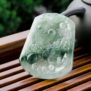 糯冰种飘花翡翠神龙戏珠吊坠