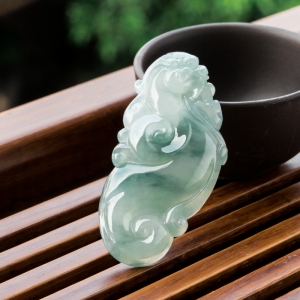 糯冰种飘花翡翠瑞兽吊坠