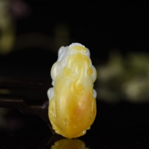 籽料和田玉黄沁貔貅吊坠
