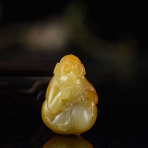籽料和田玉黄沁灵猴吊坠