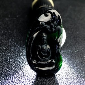 糯冰种墨翠大日如来吊坠