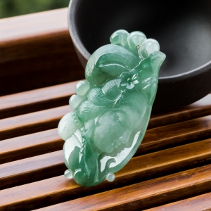 糯冰种蓝绿翡翠仕女吊坠
