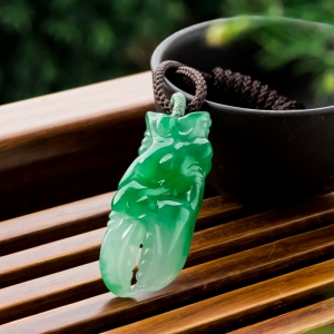 糯冰种飘翠翡翠蟹钳吊坠