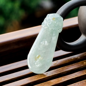 糯冰种淡晴水翡翠瑞兽吊坠