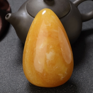 鸡油黄蜜蜡水滴吊坠