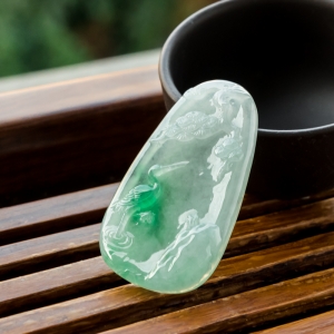 糯冰种飘翠翡翠松鹤廷年吊坠