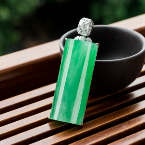 18K糯冰种翠绿翡翠吊坠
