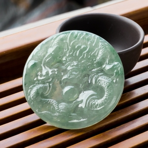 糯冰种飘花翡翠飞龙在天吊坠