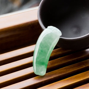 糯冰种飘翠翡翠福瓜吊坠