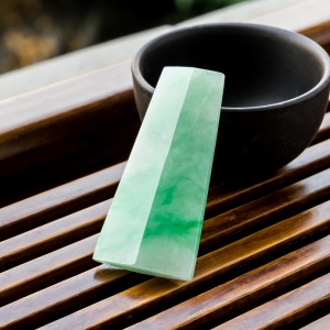 糯冰种飘翠翡翠随形吊坠