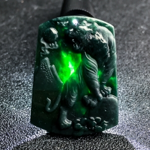 糯冰种墨翠虎虎生威吊坠
