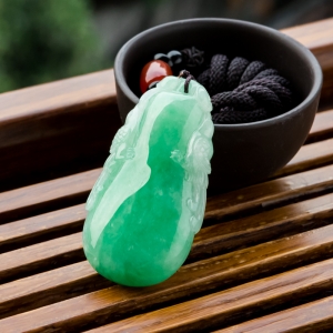 糯冰种苹果绿翡翠福瓜吊坠
