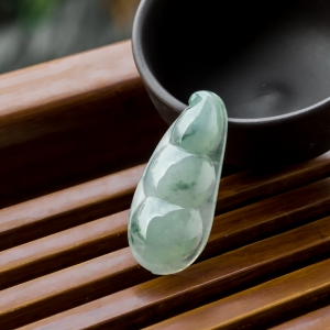 糯冰种飘花翡翠福豆吊坠