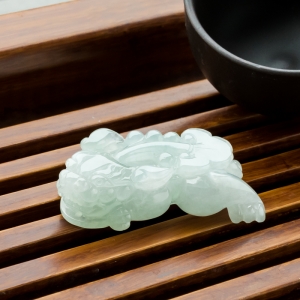 糯冰种浅绿翡翠貔貅吊坠