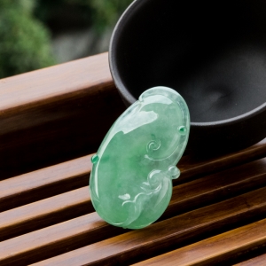 糯冰种浅绿翡翠如意吊坠