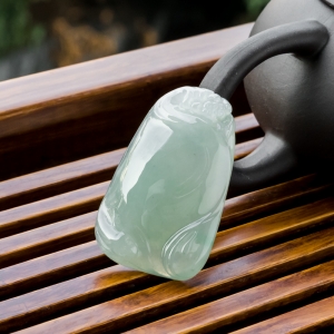 糯冰种浅绿翡翠连年有余吊坠