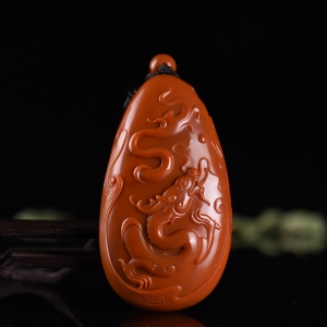 柿子红南红飞龙在天吊坠