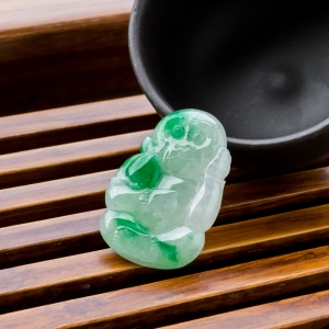 糯冰种飘翠翡翠灵猴献桃吊坠