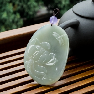 糯冰种翡翠荷塘清趣吊坠