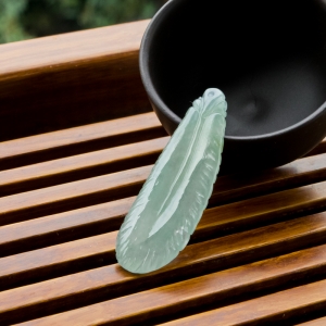 糯冰种晴水翡翠羽毛吊坠