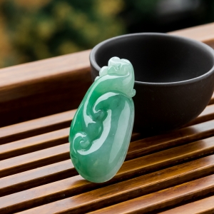 糯冰种飘翠翡翠如意吊坠