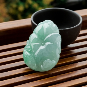 糯冰种浅绿翡翠连年有余吊坠