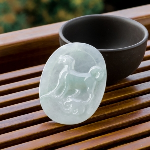 糯冰种翡翠戌狗吊坠