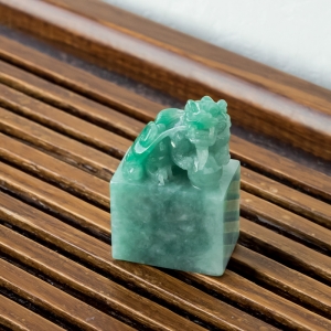 糯冰种浅绿翡翠貔貅印章