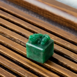 糯冰种翠绿翡翠貔貅印章