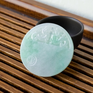 糯冰种浅绿翡翠吊坠
