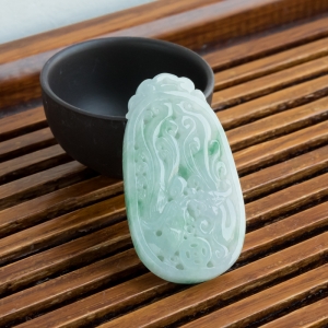 糯冰种飘翠翡翠龙凤呈祥吊坠