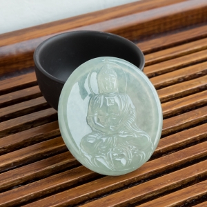 糯冰种浅绿翡翠大日如来吊坠