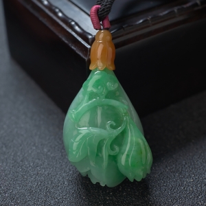 糯种飘翠翡翠玉兰花吊坠