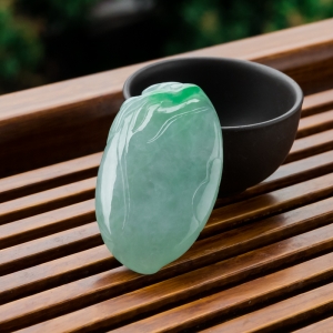 糯冰种飘翠翡翠福瓜吊坠