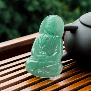 糯冰种豆绿翡翠大日如来吊坠