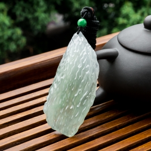 糯冰种浅绿翡翠随形吊坠