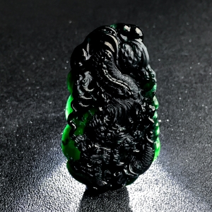 糯冰种墨翠飞龙在天吊坠