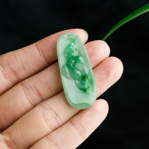 糯冰种飘翠翡翠幽莲吊坠