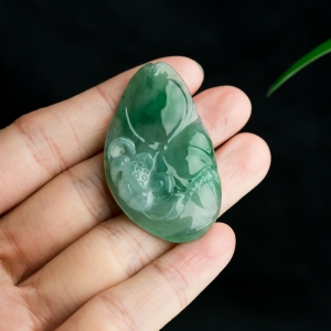 糯冰种飘翠翡翠幽莲吊坠