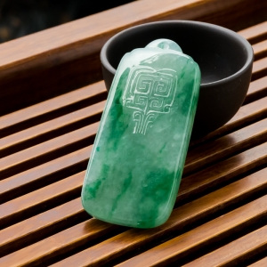 糯冰种飘翠翡翠回纹吊坠