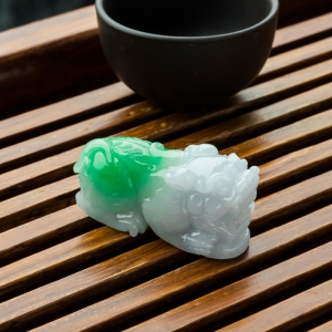 糯冰种飘翠翡翠貔貅吊坠