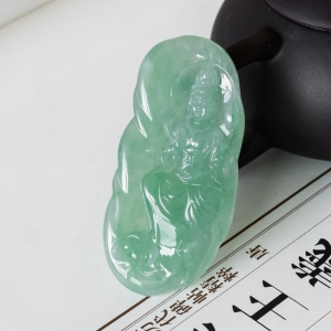 糯冰种浅绿翡翠大势至吊坠