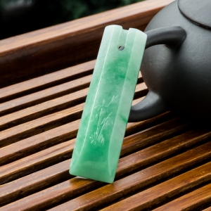 糯种浅绿翡翠节节高升吊坠